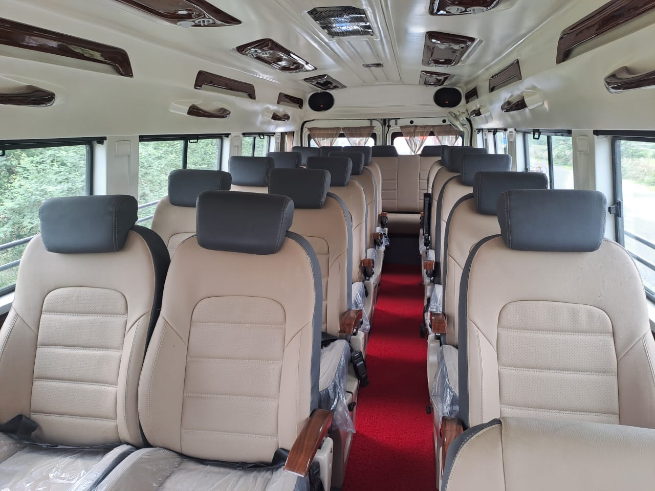 Best 20 Seater Tempo Traveller in Varanasi @₹22/Km,₹8K/Day