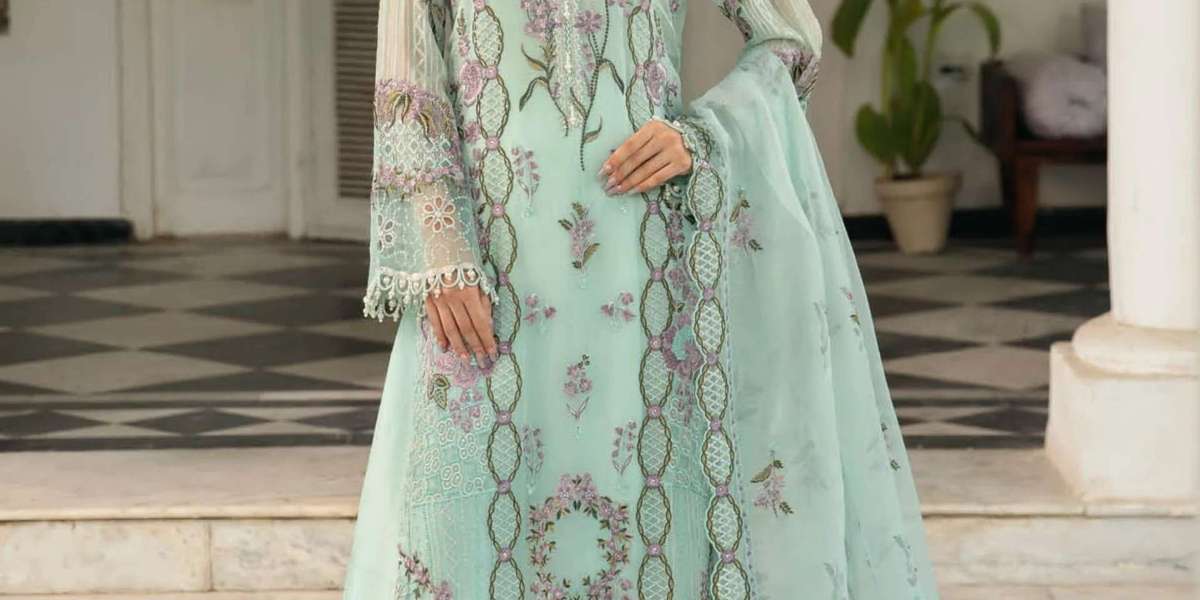 Shopping at Ramsha through Lahore Cloth: A Unique Experience of Elegance and Quality