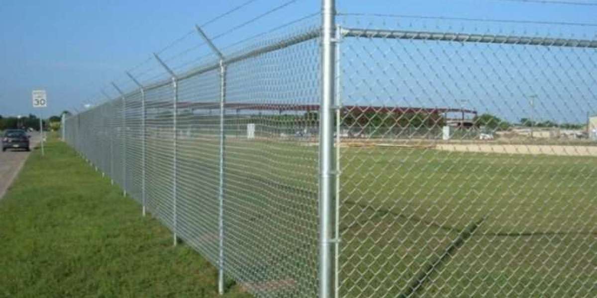 Top 7 Questions to Ask Before Hiring Chain Link Fence Installers