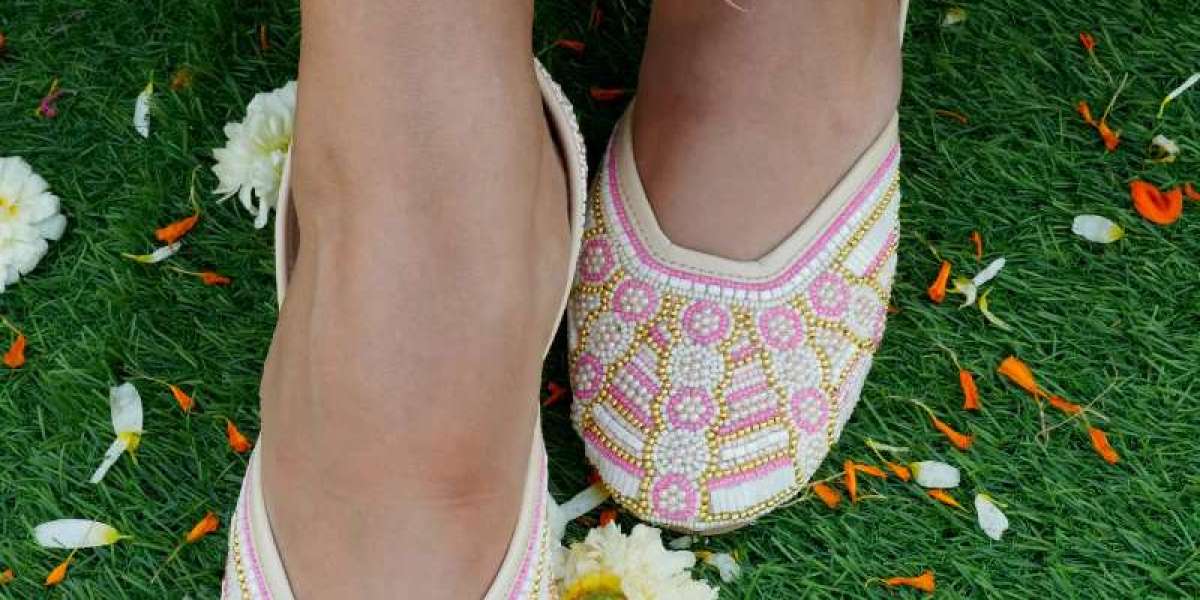 Stylish and Comfortable: Best Footwear Trends for Women