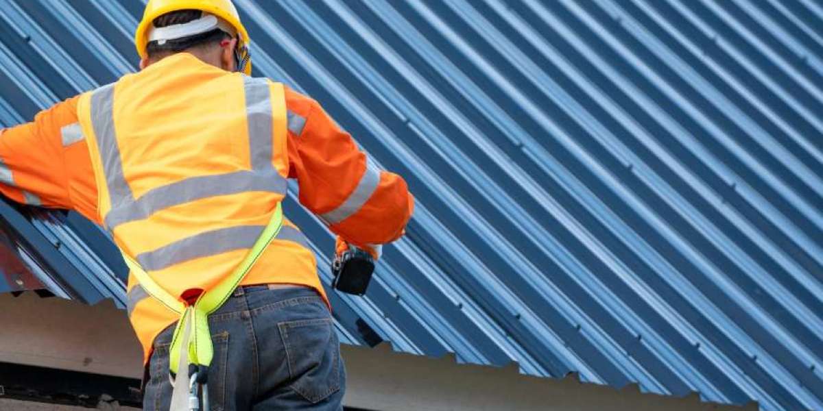 The Top Benefits of Asphalt Shingles, According to Roofing Contractors