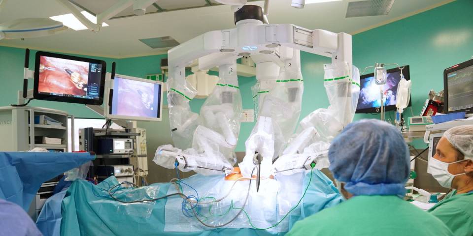 Robotics GI Surgeon in Chennai | Robotic GI surgery in chennai | Gastrointestinal Disorder | Dr. Pinak Dasgupta