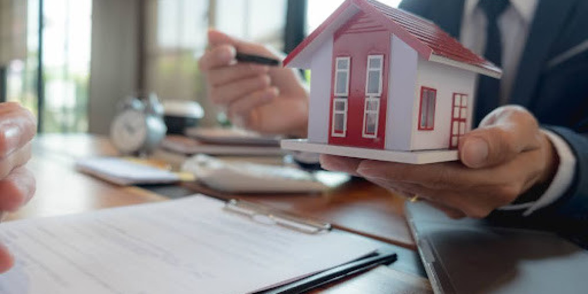 Why Smart Buyers Still Trust Local Experts During Tough Housing Markets