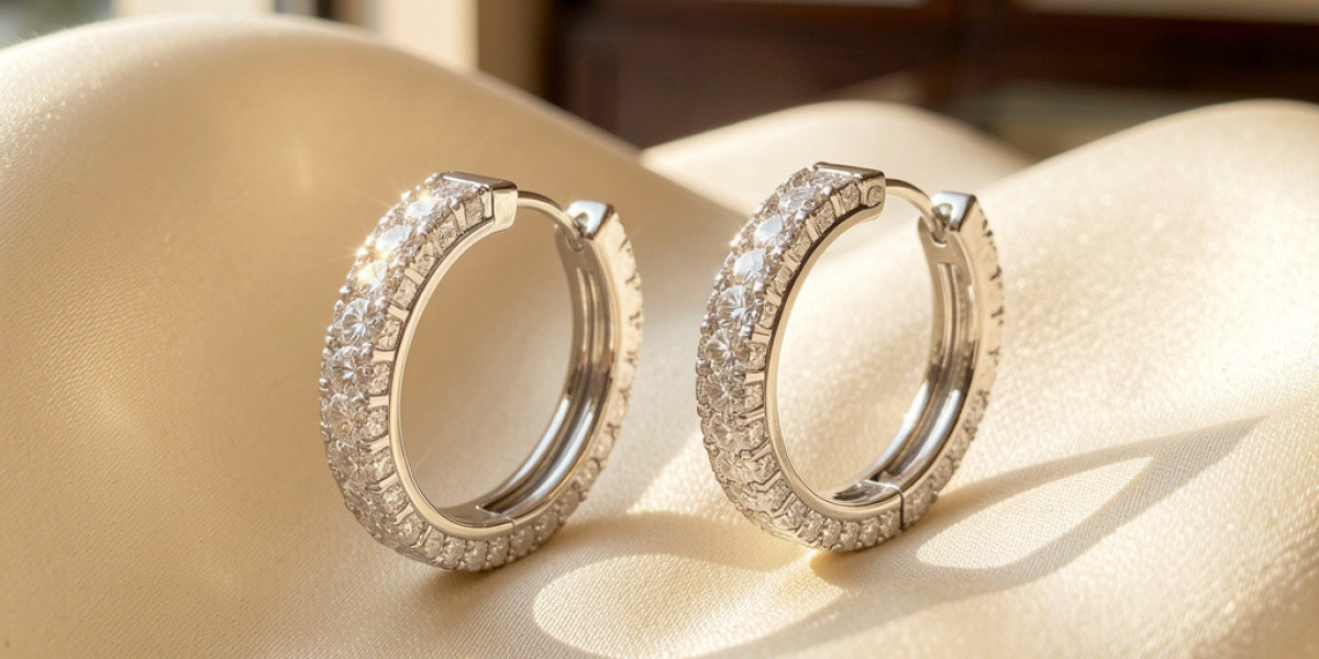 Hoop Earrings Guide: Finding the Right Size & Style for Your Face