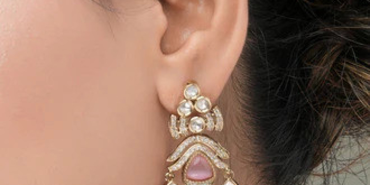 Why Are Modern Jewelry Shoppers Seeking Both Tradition and Luxury in One Collection?